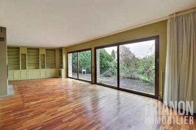 Maison - 240 m² - 7 pièces