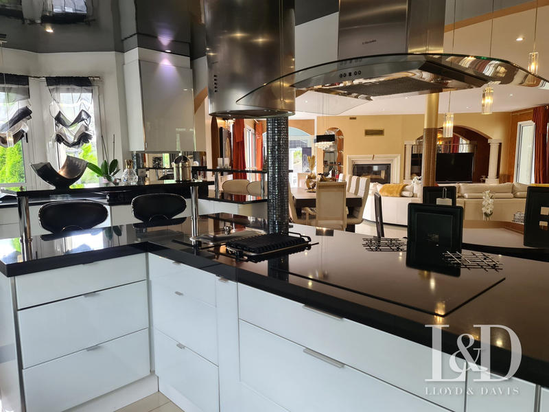 Maison contemporaine - 574 m² - 12 pièces