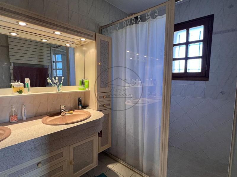 Propriété - 245 m² - 8 pièces