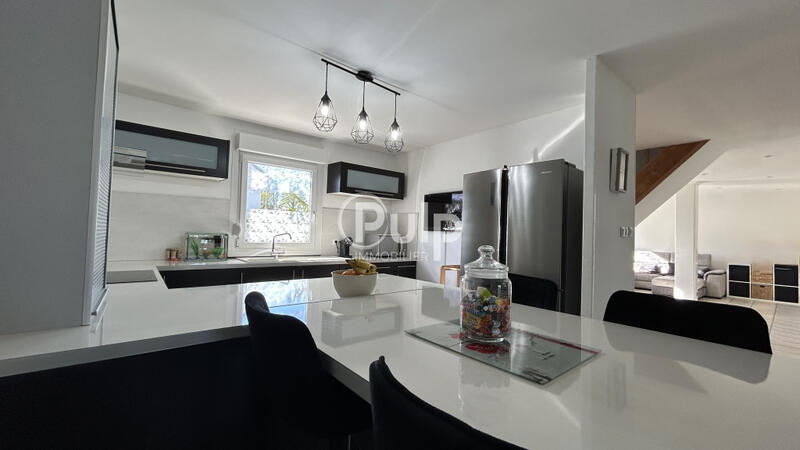 Pavillon - 140 m² - 7 pièces