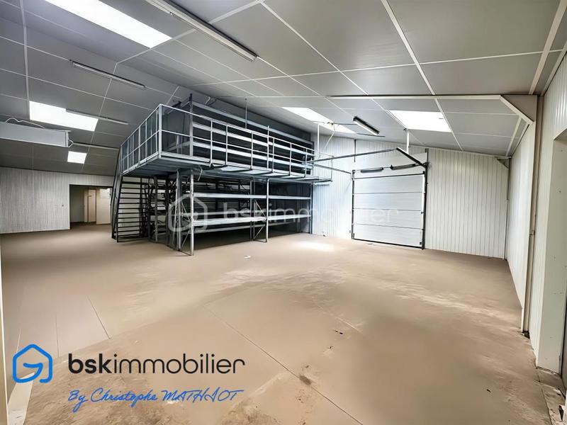 Entrepôt - 1 700 m² - 12 pièces