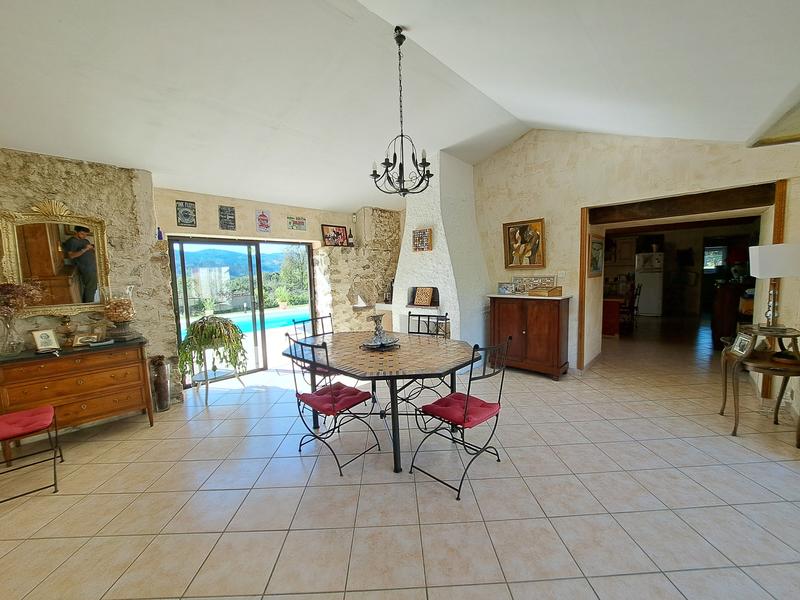 Maison - 207 m² - 6 pièces