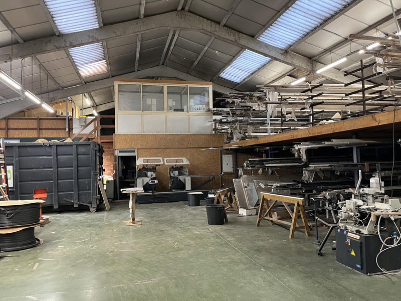 Local commercial - 1 500 m² - 8 pièces