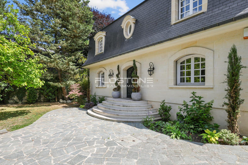 Maison - 240 m² - 8 pièces