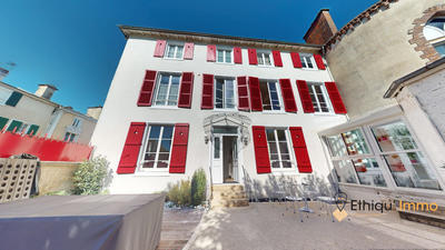 Maison - 228 m² - 8 pièces