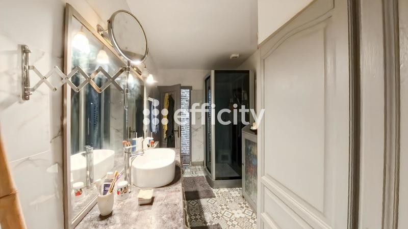 Maison - 250 m² - 8 pièces