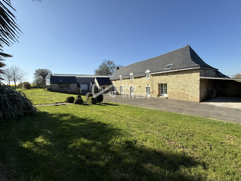 Maison - 270 m² - 9 pièces