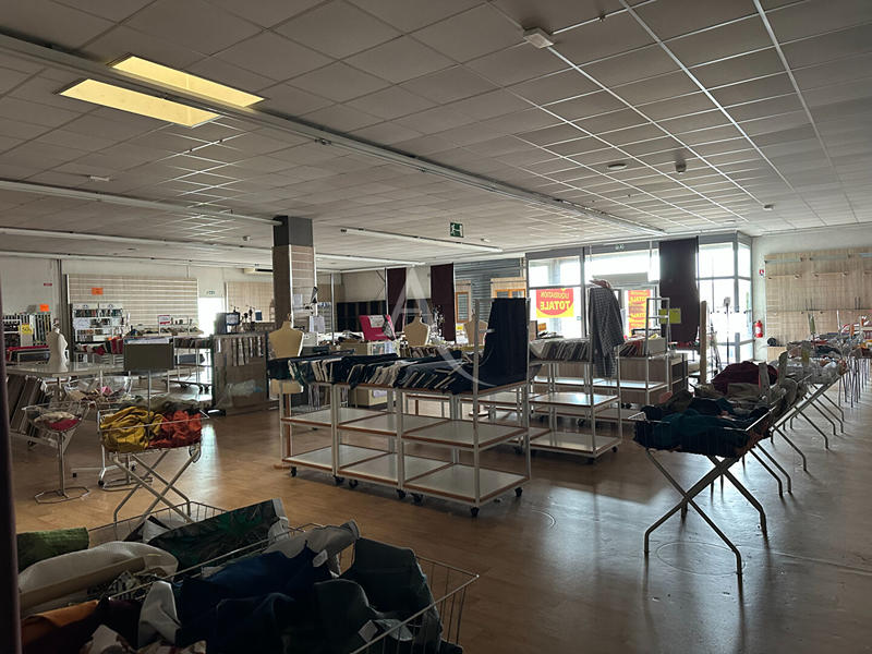 Local commercial - 666 m²