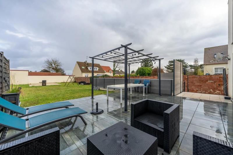 Maison - 225 m² - 8 pièces