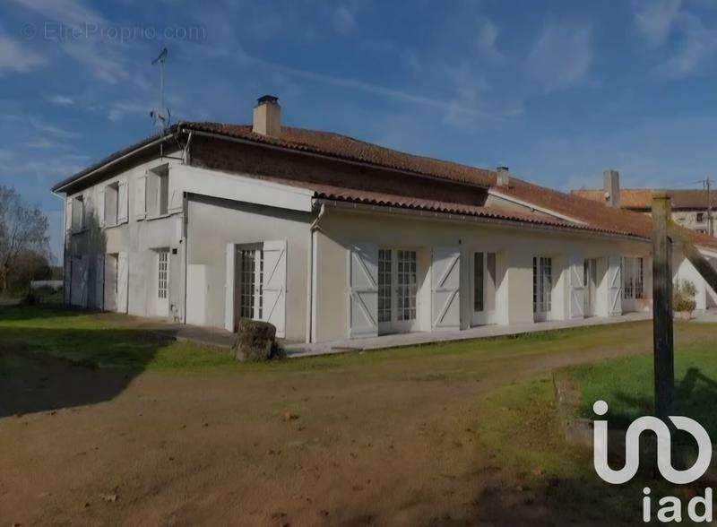 Maison - 560 m² - 10 pièces