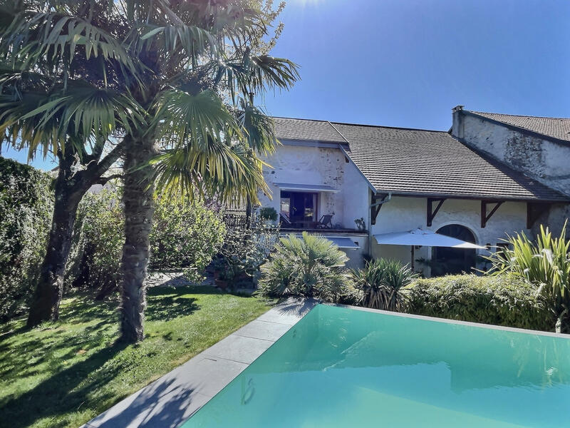 Maison - 242 m² - 6 pièces