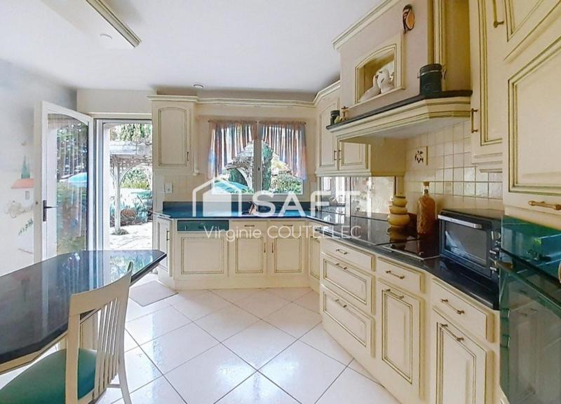 Maison - 254 m² - 12 pièces