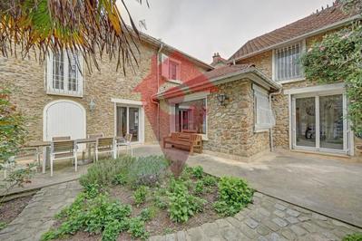 Maison - 360 m² - 10 pièces