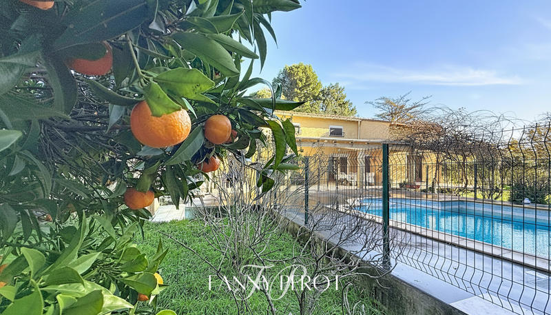 Maison - 220 m² - 8 pièces