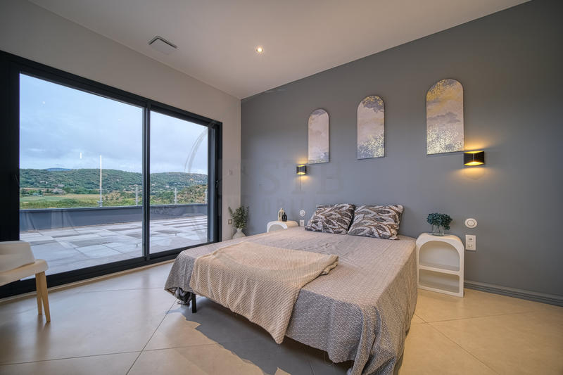 Propriété - 284 m² - 6 pièces