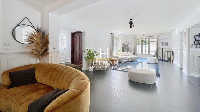 Maison - 344 m² - 12 pièces