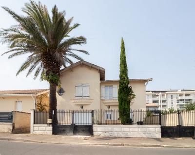 Maison - 174 m² - 9 pièces