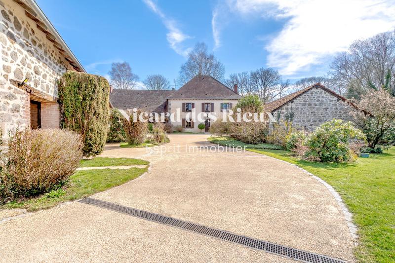 Maison - 317 m² - 11 pièces