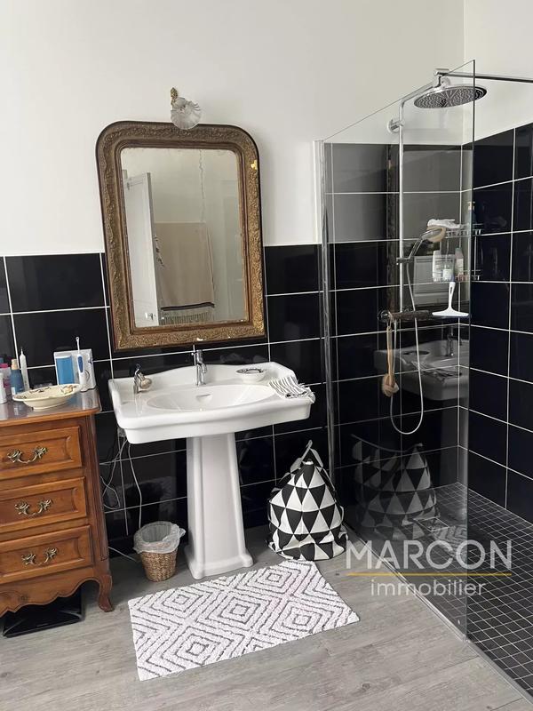 Maison - 250 m² - 3 pièces