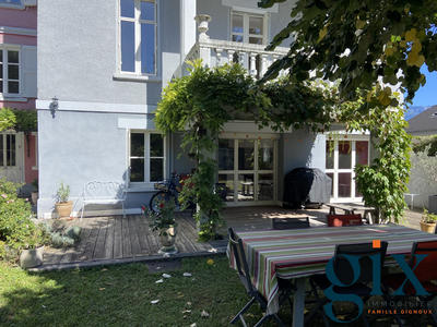 Maison - 266 m² - 8 pièces