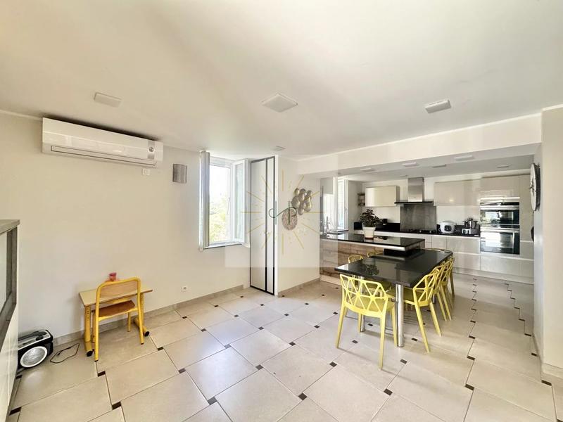 Maison - 161 m² - 9 pièces