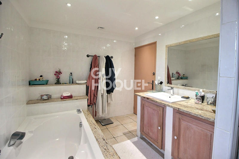 Maison - 230 m² - 10 pièces