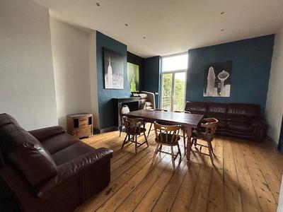 Maison - 240 m² - 6 pièces