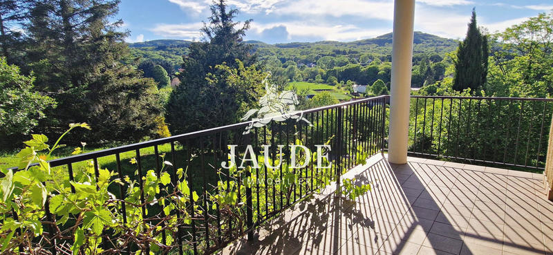 Maison - 221 m² - 10 pièces