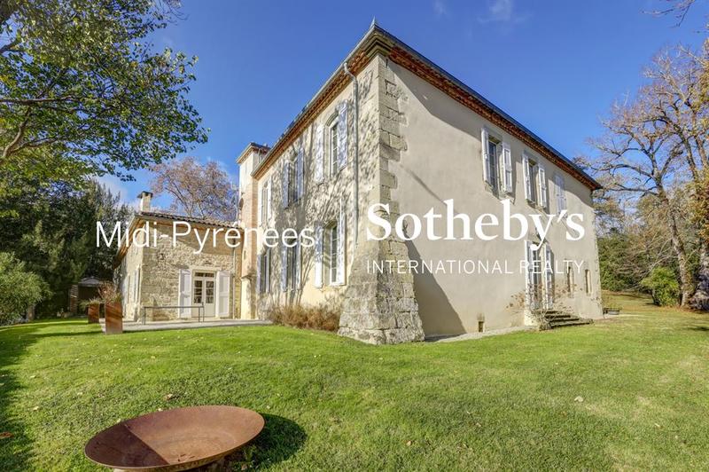 Maison - 458 m² - 12 pièces