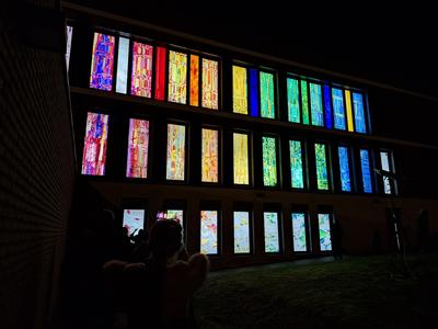 Façade illuminée contemporaine