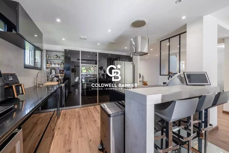 Maison - 280 m² - 10 pièces