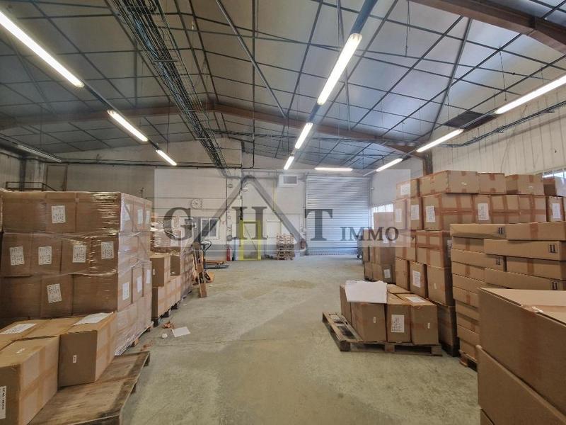 Entrepôt - 1 077 m²