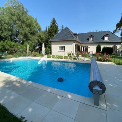 Propriété - 233 m² - 9 pièces