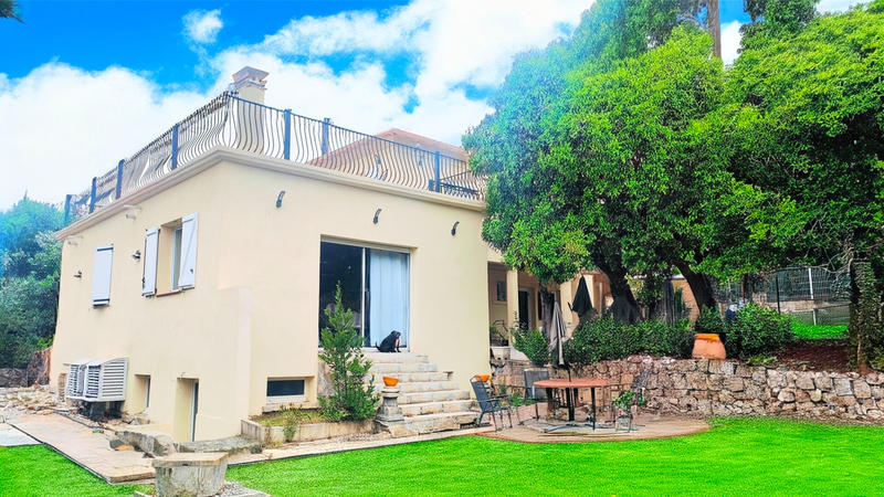 Villa - 218 m² - 8 pièces