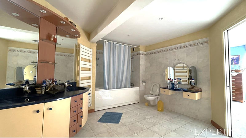 Appartement - 221 m² - 8 pièces