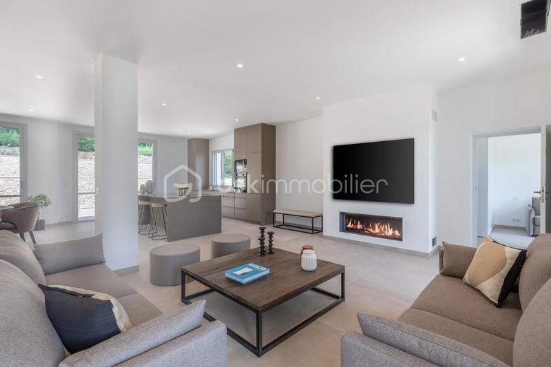 Maison - 243 m² - 6 pièces