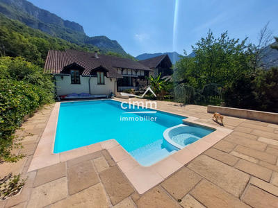 Maison - 215 m² - 7 pièces