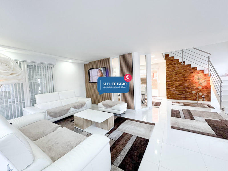 Maison - 208 m² - 10 pièces