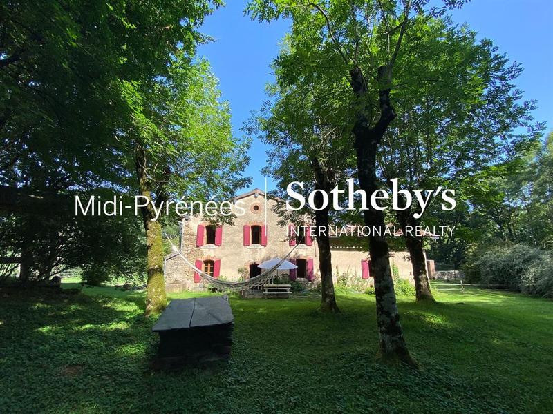 Maison - 360 m² - 8 pièces