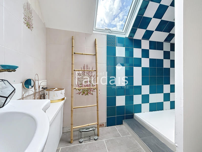 Maison - 233 m² - 10 pièces