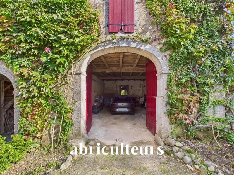 Propriété - 235 m² - 8 pièces