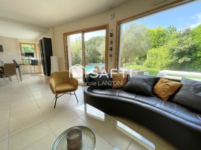 Maison - 217 m² - 8 pièces