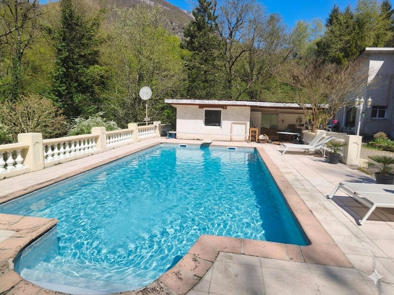 Propriété - 245 m² - 22 pièces