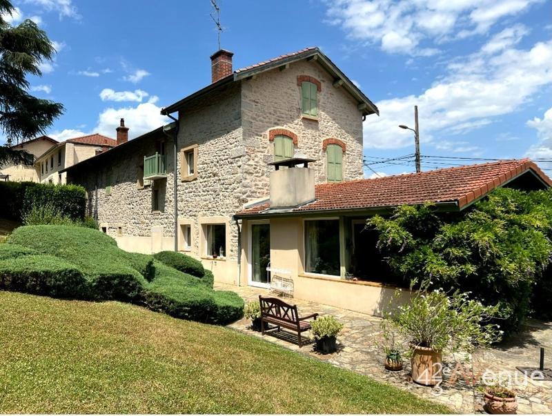 Propriété - 241 m² - 10 pièces