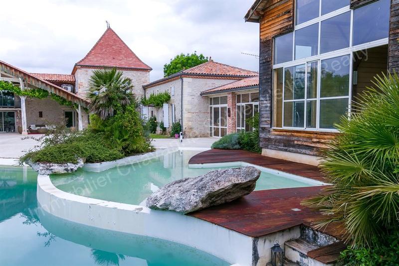 Maison - 850 m² - 10 pièces