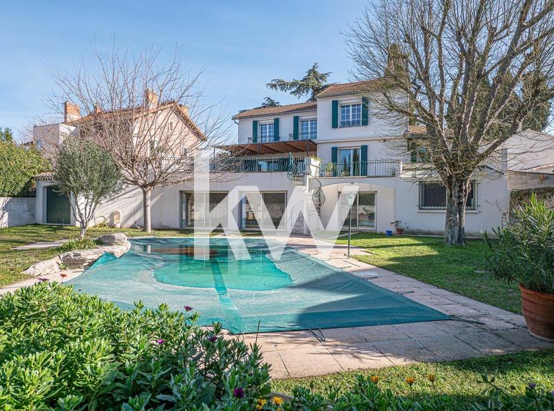 Maison - 400 m² - 12 pièces