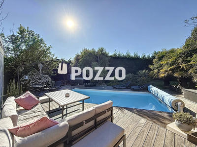 Maison - 220 m² - 8 pièces