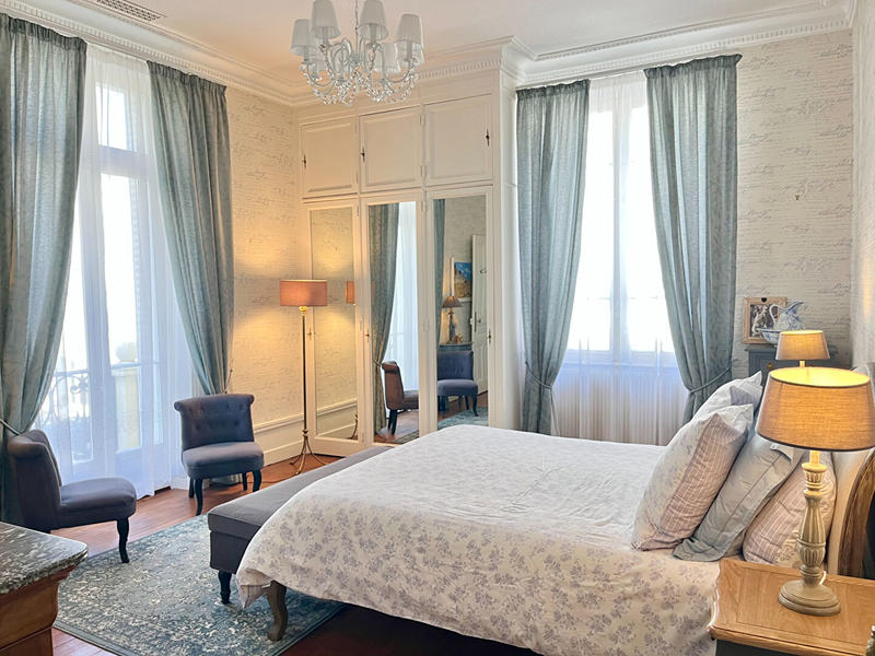 Maison - 377 m² - 10 pièces