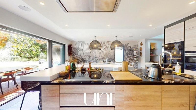 Maison - 270 m² - 7 pièces