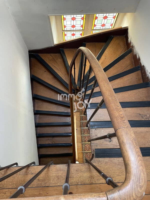 Maison - 235 m² - 9 pièces